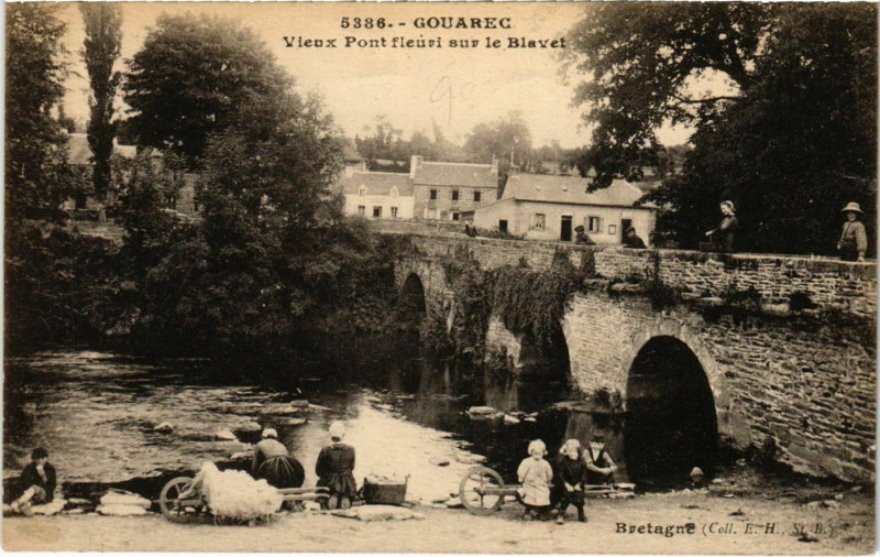 Carte postale ancienne Gouarec - Vieux Pont fleuri sur le Blavet à Gouarec