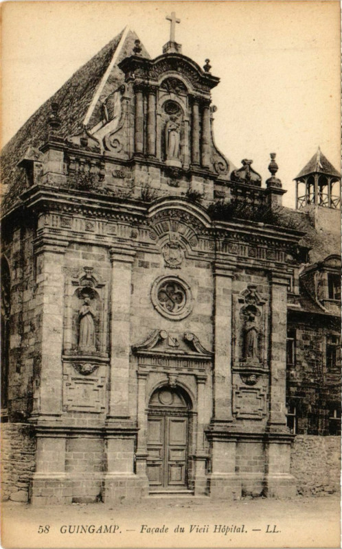 Carte postale ancienne Guingamp - Facade du Vicii Hopital à Guingamp