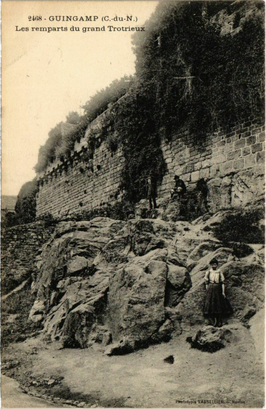 Carte postale ancienne Guingamp - Les remparts du grand Troitrieux à Guingamp