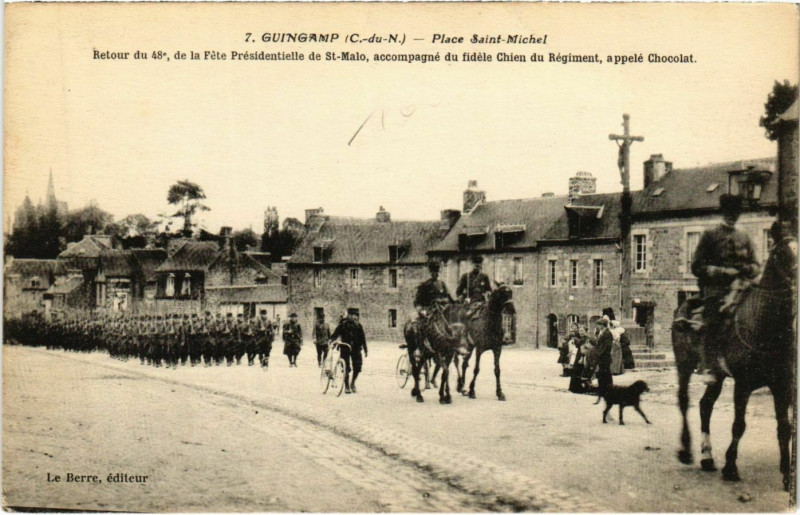 Carte postale ancienne Guingamp - Place St-Michel à Guingamp