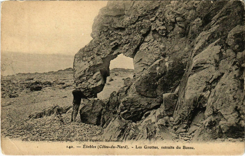 Carte postale ancienne Etables - Les Grottes