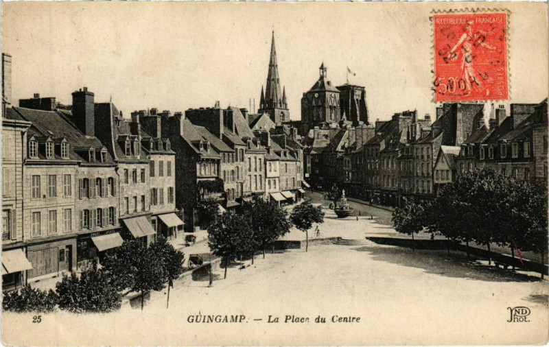 Carte postale ancienne Guingamp - La Place du Centre à Guingamp