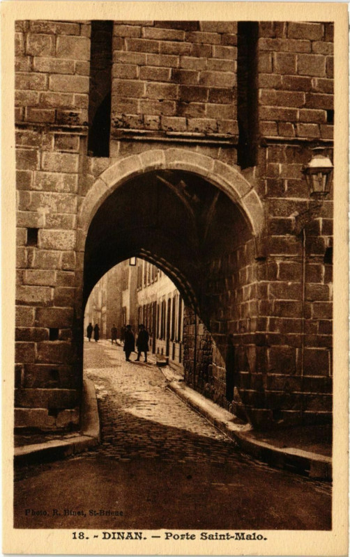 Carte postale ancienne Dinan - Porte St-Malo à Dinan