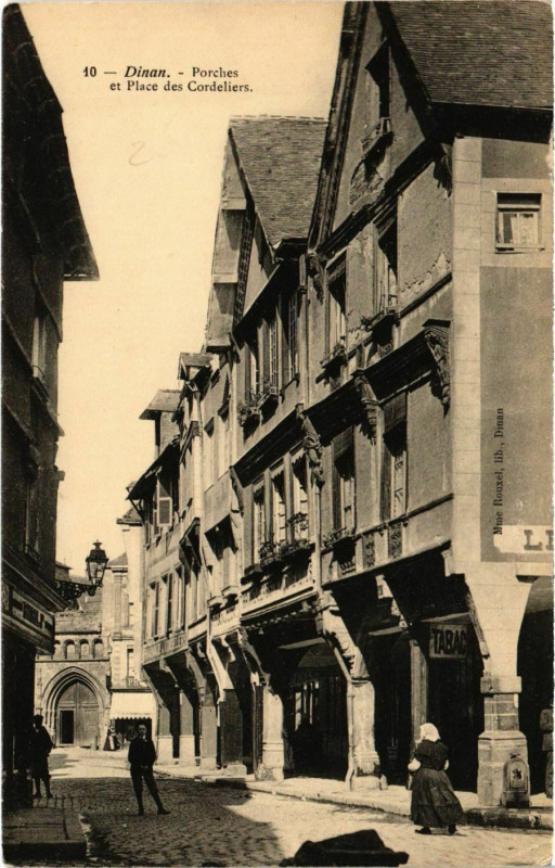Carte postale ancienne Dinan - Porches et Place des Cordeliers à Dinan