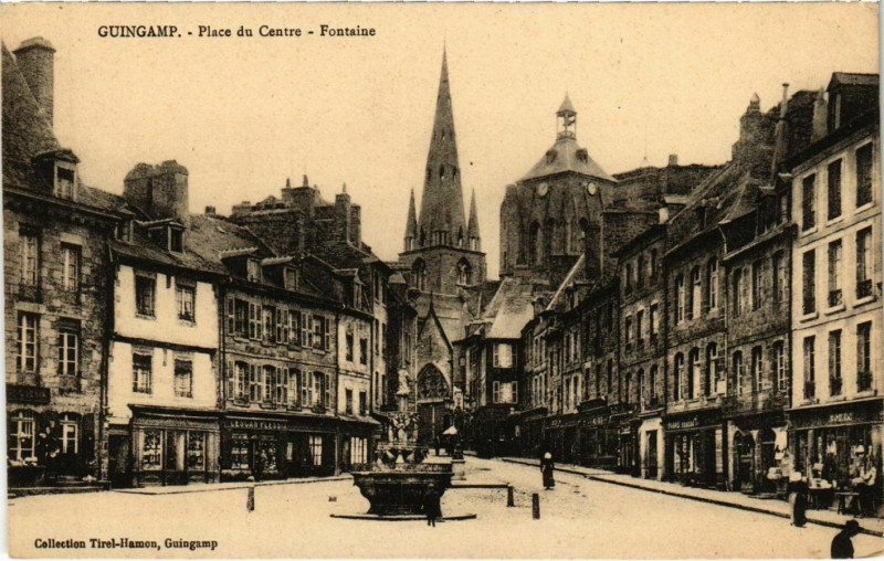 Carte postale ancienne Guingamp - Place du Centre à Guingamp
