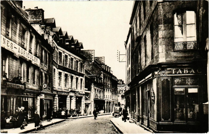 Carte postale ancienne Guingamp - Rue St-Yves à Guingamp