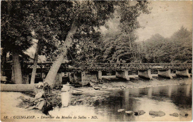Carte postale ancienne Guingamp - Deversoir du Moulin de Salles à Guingamp