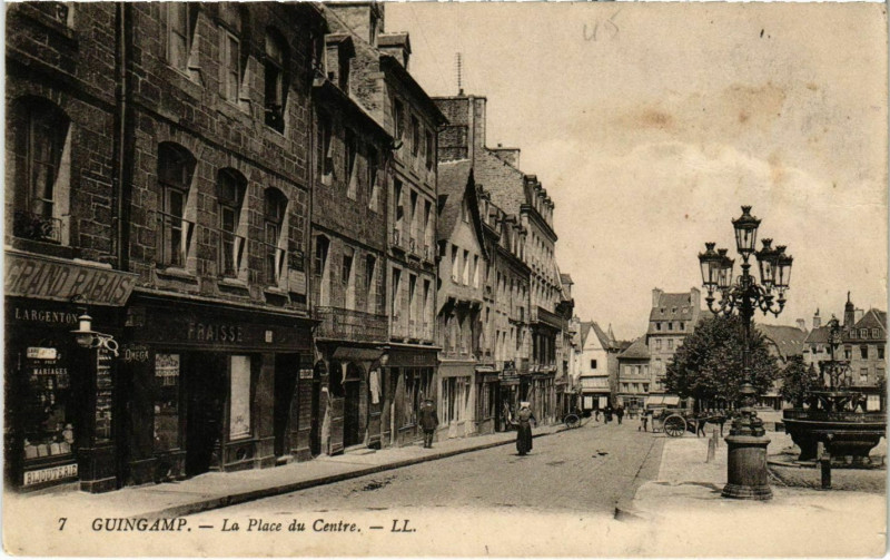 Carte postale ancienne Guingamp - La Place du Centre à Guingamp