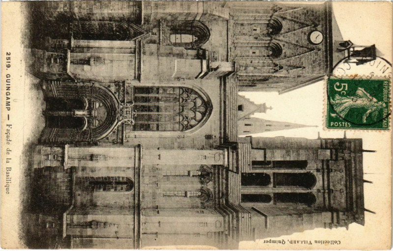Carte postale ancienne Guingamp - Facade de la Basilique à Guingamp