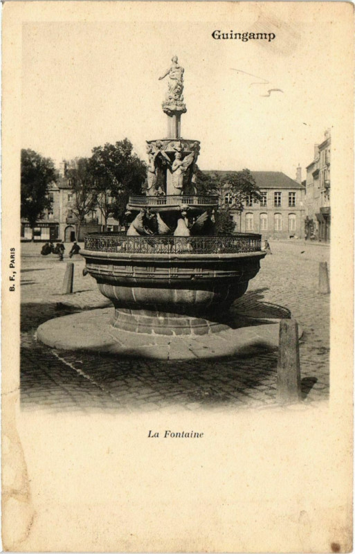 Carte postale ancienne Guingamp - La Fontaine à Guingamp