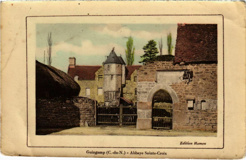 Carte postale ancienne Guingamp - Abbaye Ste-Croix à Guingamp