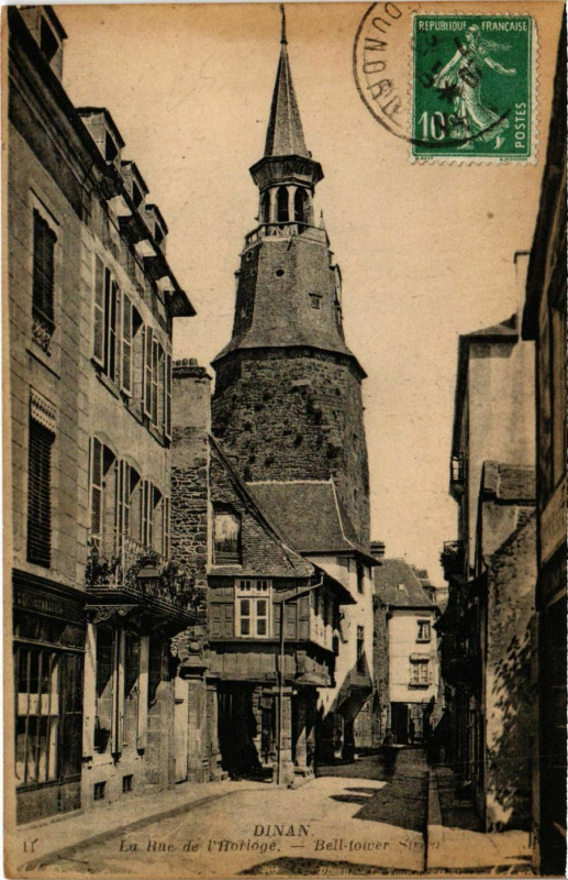 Carte postale ancienne Dinan - La Rue de l'Horloge à Dinan