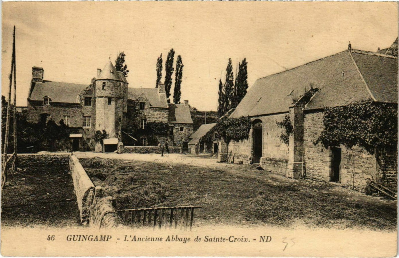 Carte postale ancienne Guingamp - L'Ancienne Abbaye de Ste-Croix à Guingamp