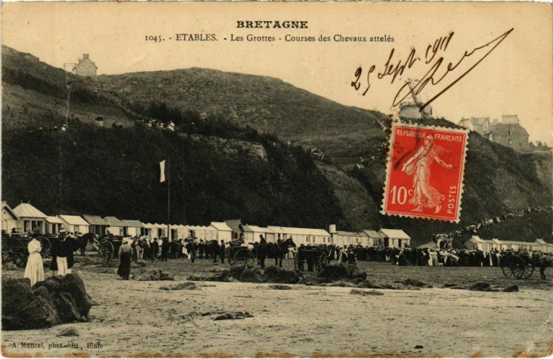 Carte postale ancienne Etables - Les Grottes