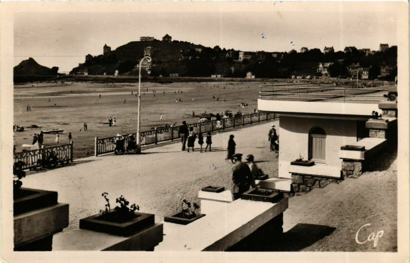Carte postale ancienne Val-Andre Plage aux nouvelles Cabines
