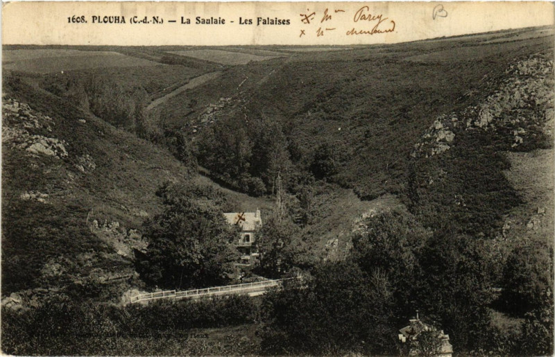 Carte postale ancienne Plouha - La Saulaie - Les Falaises à Plouha