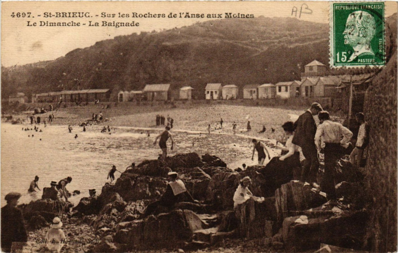 Carte postale ancienne Saint-Brieuc - Sue les Rochers de l'anse aux Moines à Saint-Brieuc