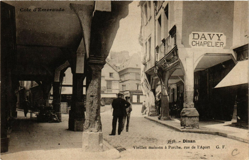 Carte postale ancienne Dinan - Vieilles Maisons a Porche - Rue de l'Aport à Dinan