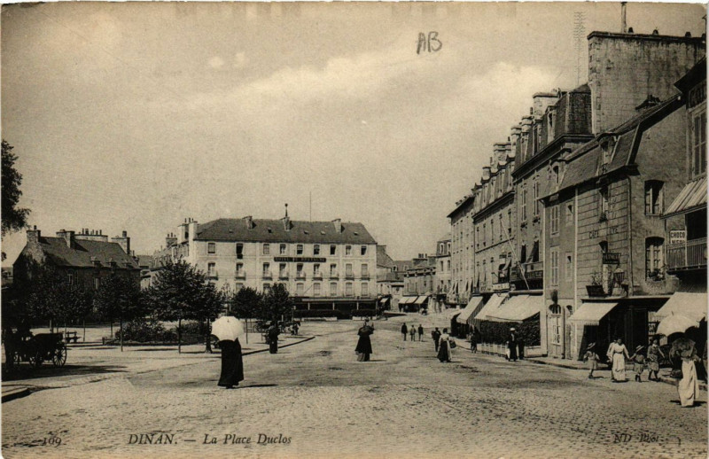 Carte postale ancienne Dinan - La Place Duclos à Dinan