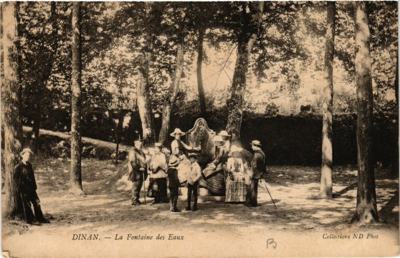 Carte postale ancienne Dinan - La Fontaine des Eaux à Dinan