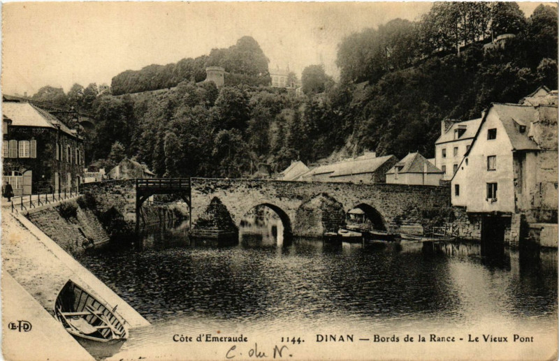 Carte postale ancienne Dinan - Bords de la Rance - Le Vieux Pont à Dinan