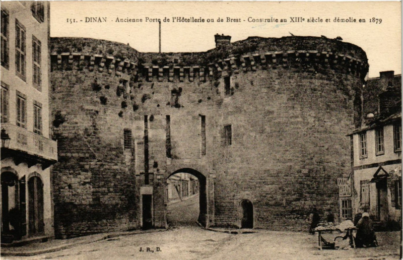 Carte postale ancienne Dinan - Ancienne Porte de l'Hotellerie ou de Brest à Dinan