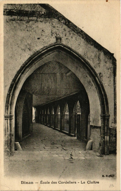Carte postale ancienne Dinan - Ecole des Cordeliers - Le Cloitre à Dinan