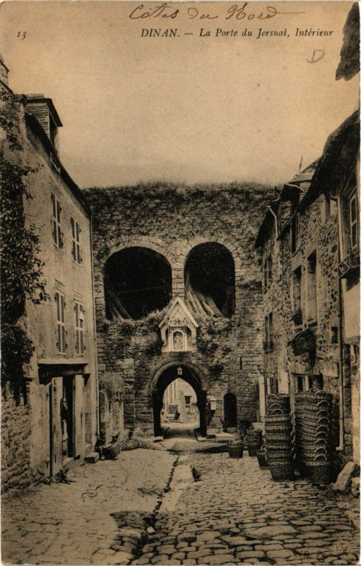 Carte postale ancienne Dinan - La Porte du Jerzual - Interieur à Dinan