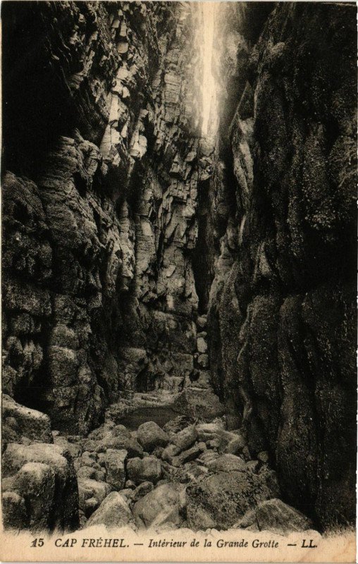 Carte postale ancienne Cap Frehel - Interieur de la Grande Grotte à Fréhel