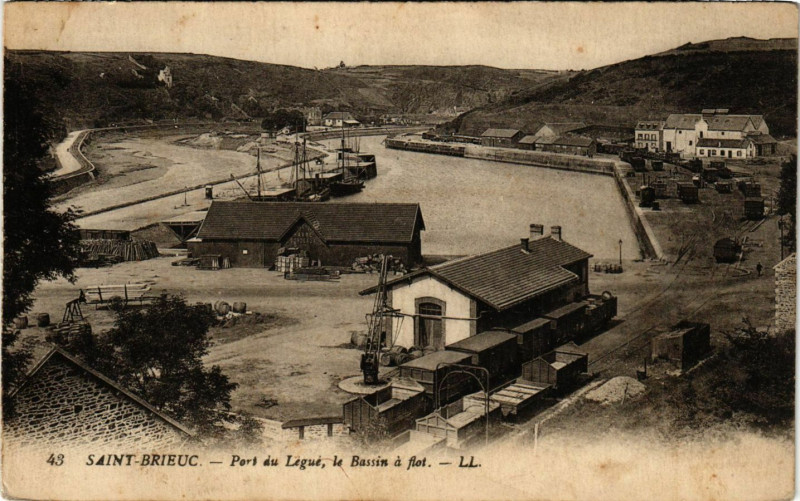 Carte postale ancienne Saint-Brieuc - Port du Légué - Le Bassin a Flot à Saint-Brieuc