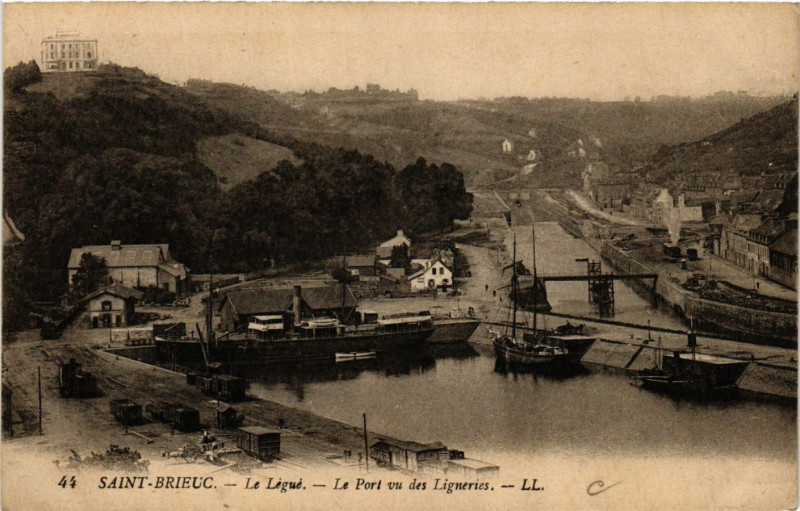 Carte postale ancienne Saint-Brieuc - Le Légué - Le Port vu des Ligneries à Saint-Brieuc