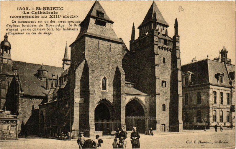 Carte postale ancienne Saint-Brieuc - La Cathedrale à Saint-Brieuc