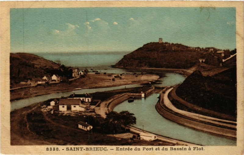 Carte postale ancienne Saint-Brieuc - Entrée du Port et du Bassin a Flot à Saint-Brieuc