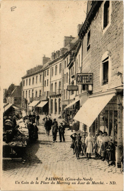Carte postale ancienne Paimpol - Un Coin de la Place Martray un Jour de Marché à Paimpol