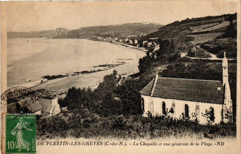 Carte postale ancienne Plestin-les-Greves - La Chapelle et vue générale de la Plage à Plestin-les-Grèves