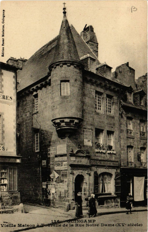 Carte postale ancienne Guingamp - Vieille Maison a Tourelle de la Rue Notre-Dame à Guingamp