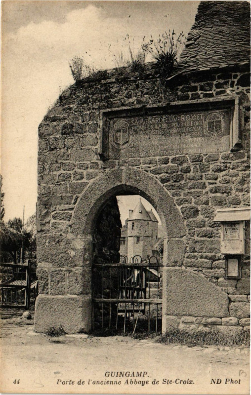 Carte postale ancienne Guingamp - Porte de l'ancienne Abbaye de Ste-Croix à Guingamp