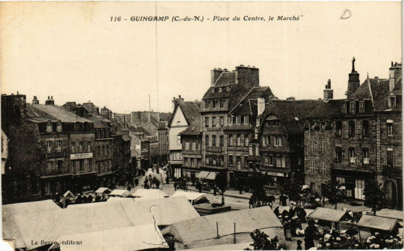 Carte postale ancienne Guingamp - Place du Centre - La Marche à Guingamp