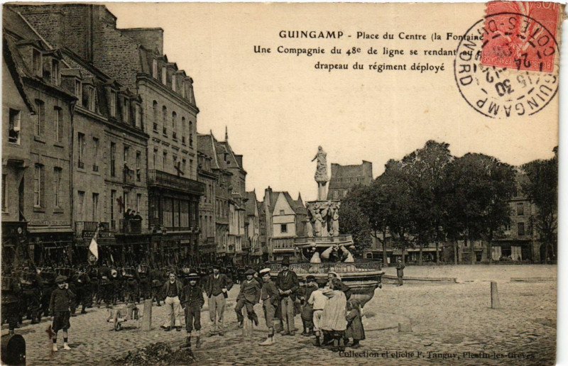 Carte postale ancienne Guingamp - Place du Centre à Guingamp