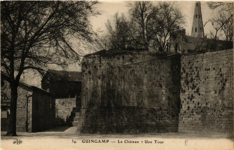 Carte postale ancienne Guingamp - Le Chateau - Une Tour à Guingamp