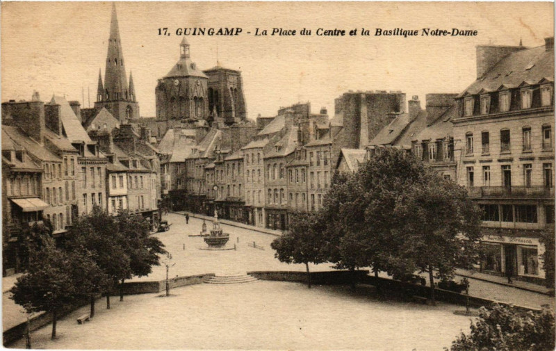 Carte postale ancienne Guingamp - La Place du Centre et la Basilique Notre-Dame à Guingamp