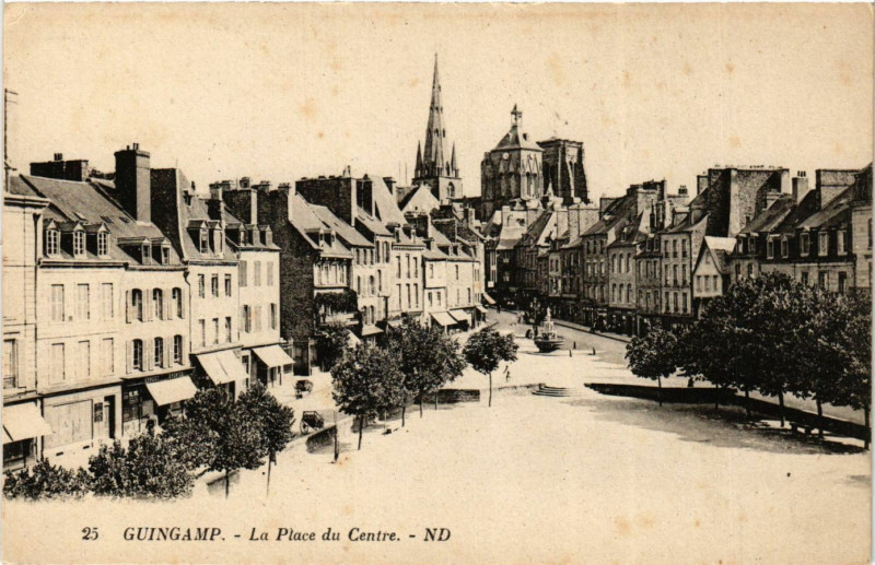 Carte postale ancienne Guingamp - La Place du Centre à Guingamp