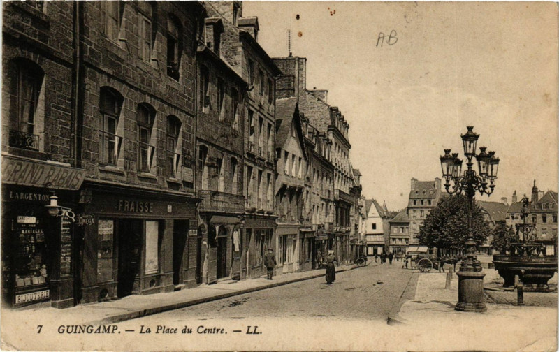 Carte postale ancienne Guingamp - La Place du Centre à Guingamp