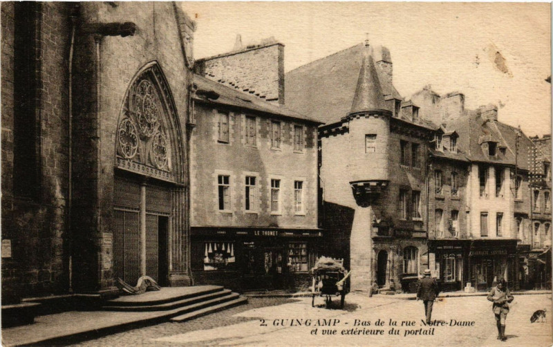 Carte postale ancienne Guingamp - Bas de la rue Notre-Dame à Guingamp