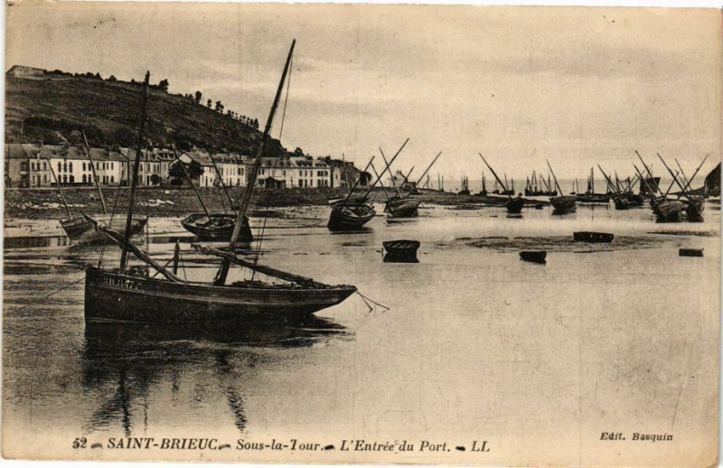 Carte postale ancienne Saint-Brieuc - Sous-la-Tour - L'Entrée du Port à Saint-Brieuc
