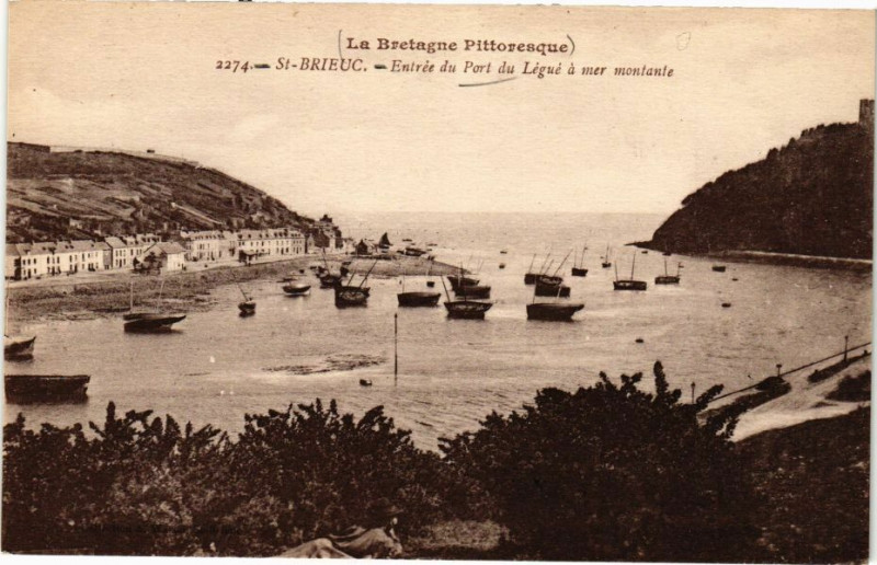 Carte postale ancienne La Bretagne....Saint-Brieuc - Entrée du Port du Légué a mer montante à Saint-Brieuc