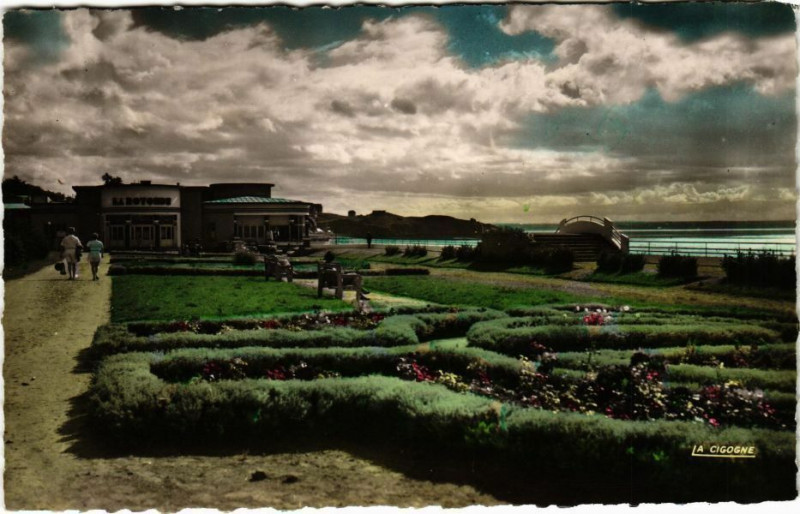 Carte postale ancienne Le Val-Andre - Les jardins en bordure de mer