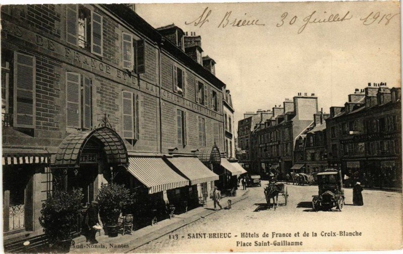 Carte postale ancienne Saint-Brieuc - Hotels de France et de la Croix-Blanche - Place à Saint-Brieuc