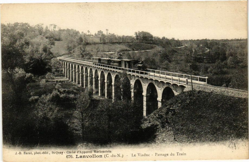 Carte postale ancienne Lanvollon - Le Viaduc - Passage du Train à Lanvollon