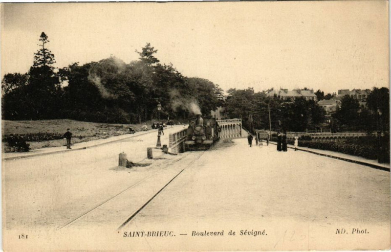 Carte postale ancienne Saint-Brieuc - Boulevard de Sévigné à Saint-Brieuc